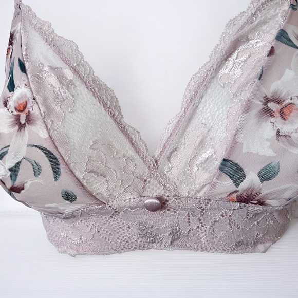 La Vie En Rose
Lace And Mesh Bralette M - Picture 2 of 10